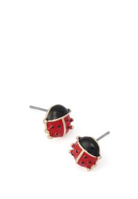 Pendientes de mariquita rojos y negros con detalles dorados, con puntos negros en relieve y forma redondeada. Con cierres metálicos para un uso seguro.