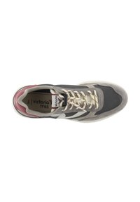 Sneakers grigi con tomaia in mesh e suede, dettagli bianchi, lacci rotondi e colletto imbottito. Logo del produttore visibile sul lato.