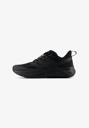 Sort atletiksneaker med mesh-overdel, polstret sål, snørebåndsdesign og trækflig på hælen, vist i sideprofil vendt mod venstre.