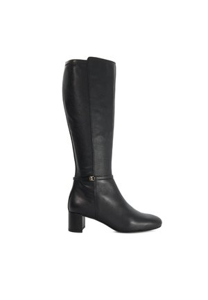 Botte noire en cuir montant jusqu'au genou avec talon bloc et petit détail de bride autour de la cheville, vue de profil sur fond blanc.
