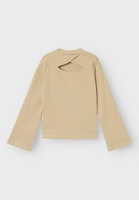 Beige ribbad topp med långa ärmar och en urklippt detalj bak. Har en krage och rak nederkant. Mjuk textur.