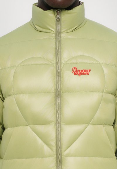 Puff-Jacke in hellgrün, mit hohem Kragen, Reißverschluss, herzförmigem Steppdesign und rotem "Amour toujours"-Logo.