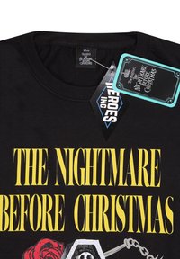 T-shirt nera in cotone con testo giallo "THE NIGHTMARE BEFORE CHRISTMAS" e grafica di una bara con una rosa rossa in basso.