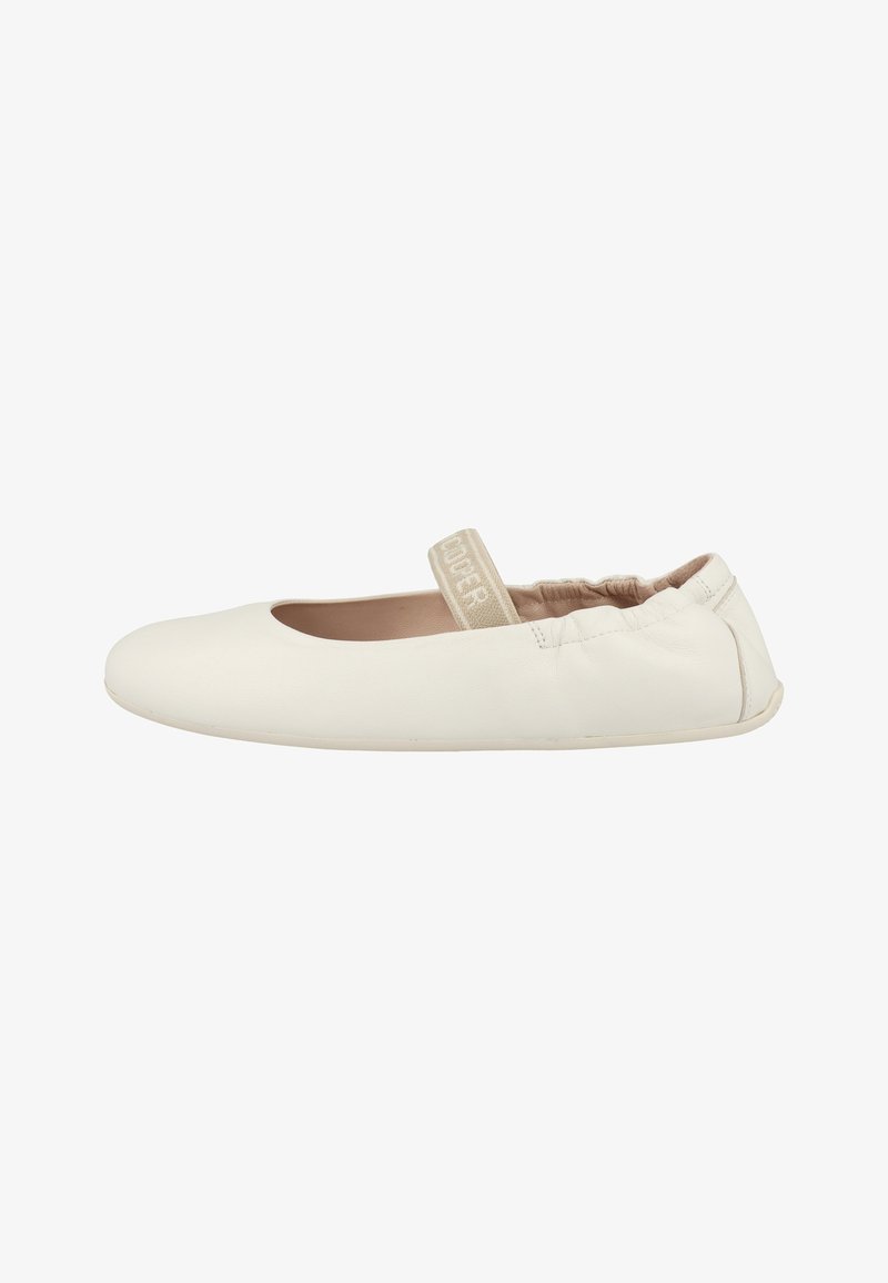 Ballerine plate en cuir blanc avec bride élastique sur le dessus et talon arrière froncé pour un ajustement confortable.