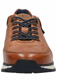 Braune Leder-Sneaker mit perforierter Textur, marineblauen Schnürsenkeln und Gummisohle. Verfügt über eine gepolsterte Zunge mit Logodetail.