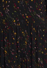 Abito nero a maniche lunghe con bottoni, caratterizzato da un motivo floreale con schizzi di giallo, rosa e blu; design plissettato realizzato in un tessuto morbido e testurizzato.