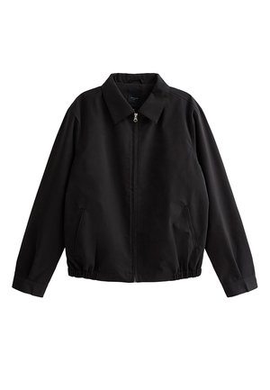 Chaqueta negra con cremallera, cuello con solapa, puños elásticos, bolsillos laterales y una textura lisa y mate. Diseño clásico de ajuste relajado.