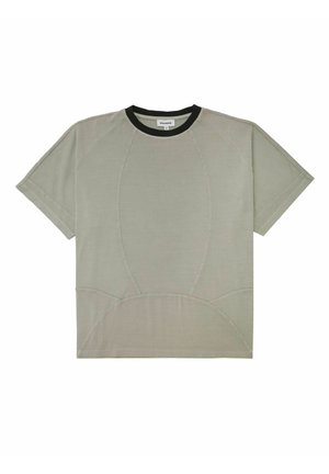 T-shirt gris à manches courtes présentant un design texturé avec des détails de coutures courbées, un col noir et une coupe surdimensionnée.
