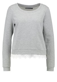 Grå sweatshirt med rundad halsringning och långa ärmar, med spetsdetalj vid fållen för extra detalj. Mjuk bomullsblandning.