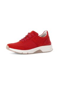 Rote Sneaker mit Obermaterial aus Wildleder und Mesh, versehen mit auffälligen Schnürsenkeln, gepolsterter Sohle, abgerundeter Zehenpartie und strukturierten Details an den Seitenpanelen.