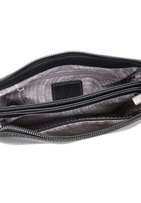 Portafoglio in pelle nera con chiusura a zip, dotato di due scomparti principali e una tasca con zip interna. Foderato con un tessuto grigio chiaro a motivo.