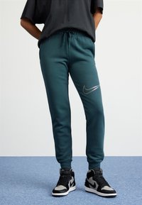 Nike Sportswear - CLUB SHINE PANTS - Jogginghose - deep jungle Thumbnail-Bild 1