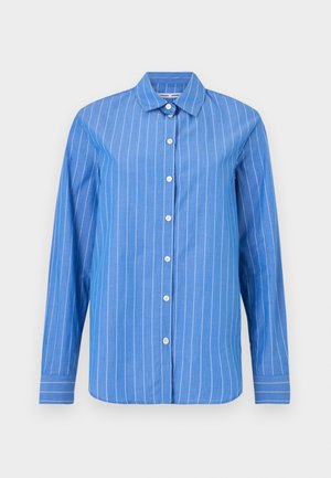 Camisa azul de manga comprida com riscas verticais brancas, fecho frontal com botões, gola clássica e textura de tecido suave.