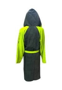Accappatoio con cappuccio caratterizzato da una combinazione di colori verde e nero, realizzato in un tessuto morbido, con maniche lunghe e una cintura annodata in vita.
