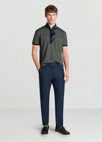 Polo pour homme gris foncé à rayures avec bordure noire, pantalon bleu marine, et écharpe bleue marine attachée au cou, complétés par des chaussures bleues marine.