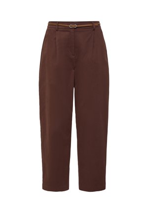 Pantalon marron taille haute à jambes droites avec une ceinture marron fine ornée d'une boucle argentée, présenté sur un fond blanc.