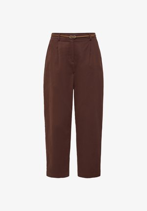 Pantalon marron taille haute à jambes droites avec une ceinture marron fine ornée d'une boucle argentée, présenté sur un fond blanc.