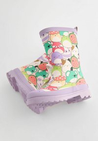 Stivali da pioggia viola con un motivo cartone animato chiaro che presenta frutta e animali. Suola in gomma testurizzata con battistrada a zig zag per una buona aderenza.