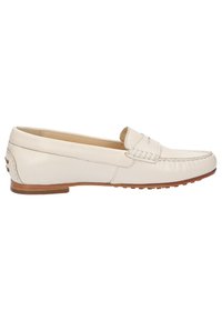 Witte leren instapper met gestikte details, platte zool en een gemakkelijk aan te trekken ontwerp. Bruine rubberen zool met kleine ronde accenten.