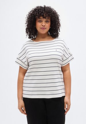 Tommy Hilfiger Curve, CURVE CAP SLEEVE RELAXED T-SHIRT - Nyomott mintás póló - ecru/dark night navy