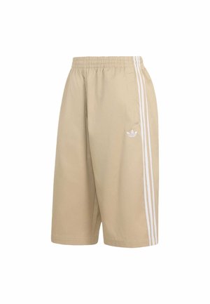 Beiget väriset Adidas-shortsit, joissa joustava vyötärö, kolme valkoista raitaa sivuilla ja pieni valkoinen Adidas-trefoil-logo oikeassa lahkeessa.