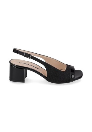 Scarpa nera con punta aperta e cinturino posteriore, tacco a blocco, cinturino regolabile con fibbia e dettagli lucidi in vernice sulla punta e sul tallone.