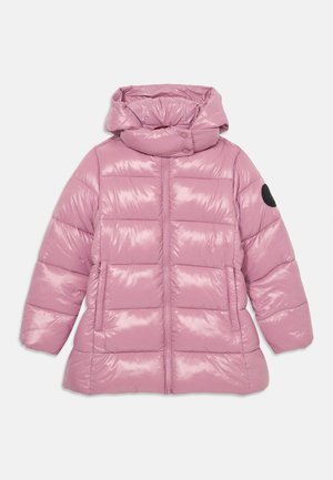 Rozā pūkaina jakas ar augstu apkakli un kapuci. Iezīmēta ar quilted dizainu, spīdīgu faktūru, priekšējo rāvējslēdzēju un melnu logotipa uzlīmi uz piedurknes.