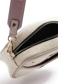 Borsa in tela beige con tracolla rosa chiaro, apertura con zip, dettagli in metallo color oro e interno nero.