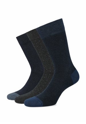 Trzy pary męskich skarpetek do kostki: granatowe, ciemnoszare z małymi kropkami oraz granatowe z subtelnym wzorem jodełki, pokazane obok siebie.