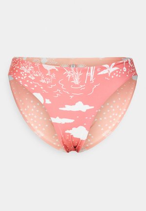 Fundo de bikini pêssego com uma estampa de natureza em branco com árvores, pássaros e nuvens. Textura suave com um design de cobertura moderada.