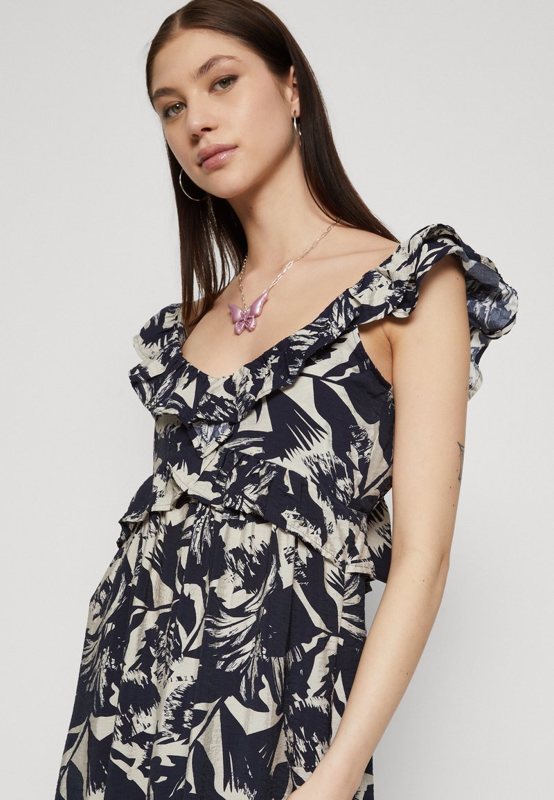 Vero Moda Maxikleid VMDICTHE SL ANKLE DRESS WVN GA, Modischer V-Ausschnitt: betont das Dekolleté