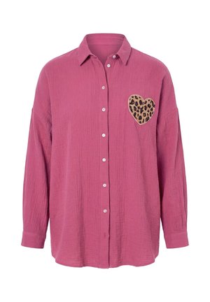 Lichtroze overhemd met lange mouwen en knopen, met gestructureerde stof en een hartvormige patch met luipaardprint op de linkerborst.