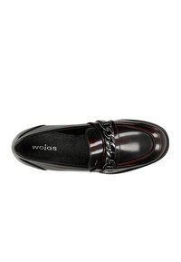 Mocassino in pelle nera lucida con un accento di catena d'argento chunky sulla parte frontale. Soletta testurizzata con marchio, design della punta arrotondata e liscia.