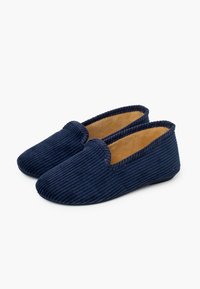 Granatowe kapcie z korduroju z gładkim, beżowym wnętrzem, zaokrąglonymi noskami i konstrukcją typu slip-on z wystębnowanymi brzegami.