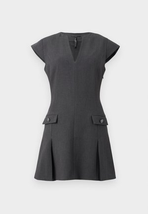 Vestido gris oscuro con escote en V, mangas cortas y dos bolsillos frontales decorados con botones. Presenta pliegues en el dobladillo para un toque adicional.
