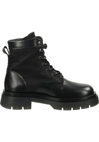 Schwarzer Kampfstiefel aus einer Kombination von glattem Leder und strukturiertem Stoff, mit runder Spitze, Schnürung vorne und einer klobigen Gummisohle.