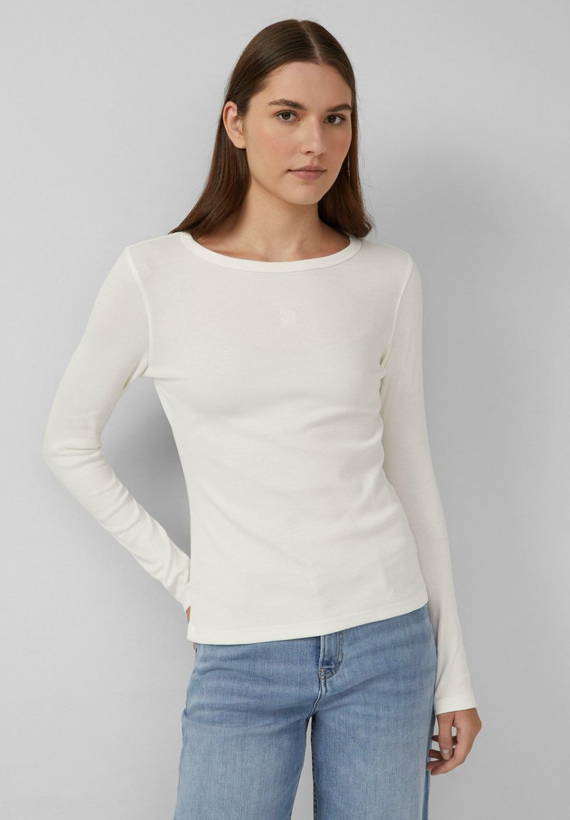 Witte langdurige mouw shirt met een ronde halslijn, gemaakt van een lichtgewicht stof, met een klein geborduurd ontwerp op de borst.