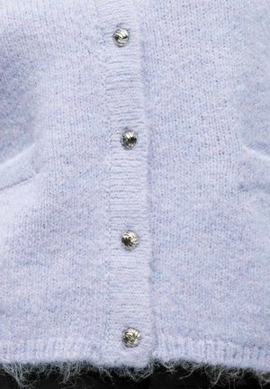 Jasnofioletowy dziany kardigan o miękkiej fakturze, z pięcioma srebrnymi, okrągłymi guzikami i lekko puszystym wykończeniem.