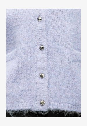 Jasnofioletowy dziany kardigan o miękkiej fakturze, z pięcioma srebrnymi, okrągłymi guzikami i lekko puszystym wykończeniem.