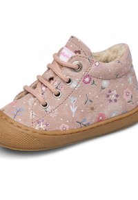 Sneaker alta in suede rosa con motivo floreale, design con lacci e suola in gomma beige. Presenta una fodera morbida e cuciture decorative.