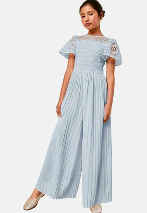 Hellblauer Jumpsuit mit Spitzenakzenten, weiten, plissierten Beinen und kurzen, flatternden Ärmeln. Verfügt über eine taillierte Taille und filigrane Spitzenverzierungen.