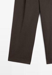 Dunkelbraune, gerade geschnittene Hose aus glattem Stoff, dargestellt vom mittleren Oberschenkel abwärts vor weißem Hintergrund.