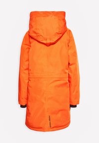 Manteau d'hiver long orange vif avec capuche attachée, manches longues et logo KARITRAA près du bas au centre du dos.