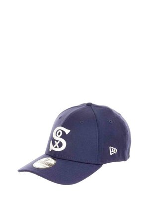 Marineblaues Baseballcap aus Baumwollmischung, mit weiß gesticktem "S"- und "X"-Logo, gebogenem Schirm und sechs Belüftungsösen.