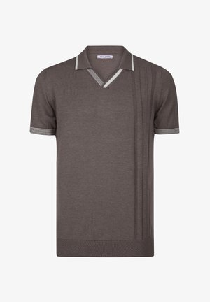 Koszulka polo z krótkim rękawem w ciemnym brązowym kolorze, wykonana z dzianiny, z dekoltem w kształcie litery V, z kontrastującymi białymi paskami na kołnierzyku i mankietach oraz teksturowanym bocznym panelem.