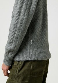 Wrangler LONG SLEEVE CABLE REGULAR FIT - Strickpullover - grey heather