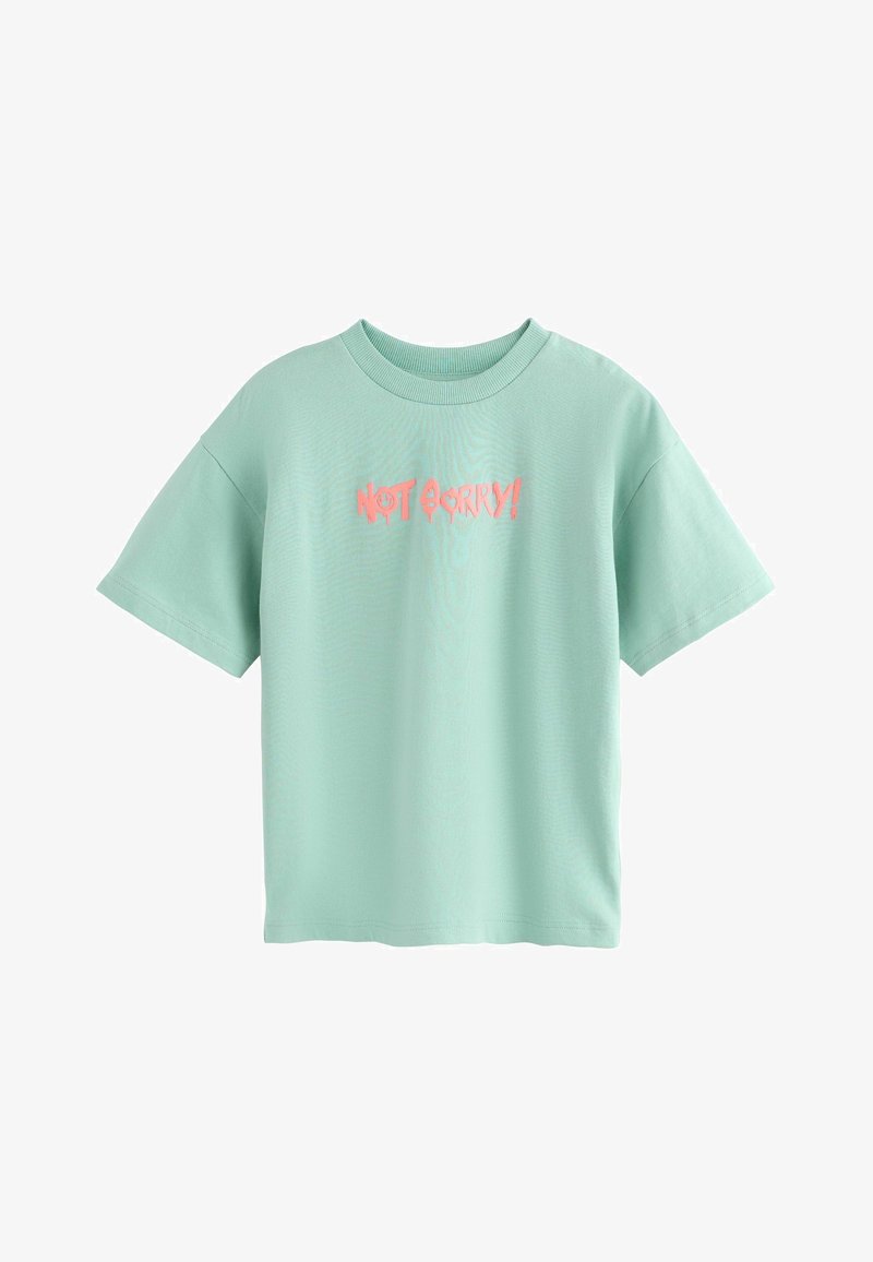 T-shirt vert menthe à manches courtes avec col rond côtelé et texte rose "NOT SORRY!" imprimé au centre.