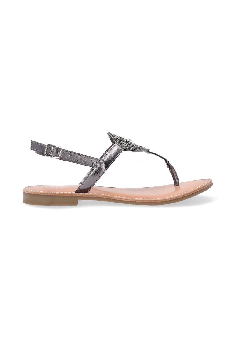Flad metalgrå sandal med en toe-post design, justerbar ankelrem og dekorerende pynt på overdelen. Glat, lysfarvet sål.