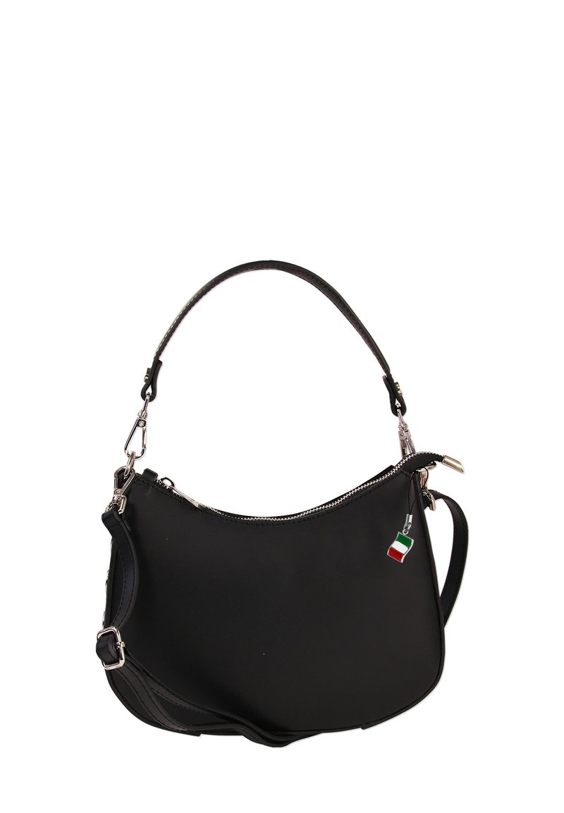 Sac à main en cuir noir avec une forme courbée, une fermeture éclair en haut et des accessoires en métal argenté. Il dispose d'une bandoulière détachable et d'une étiquette tricolore.