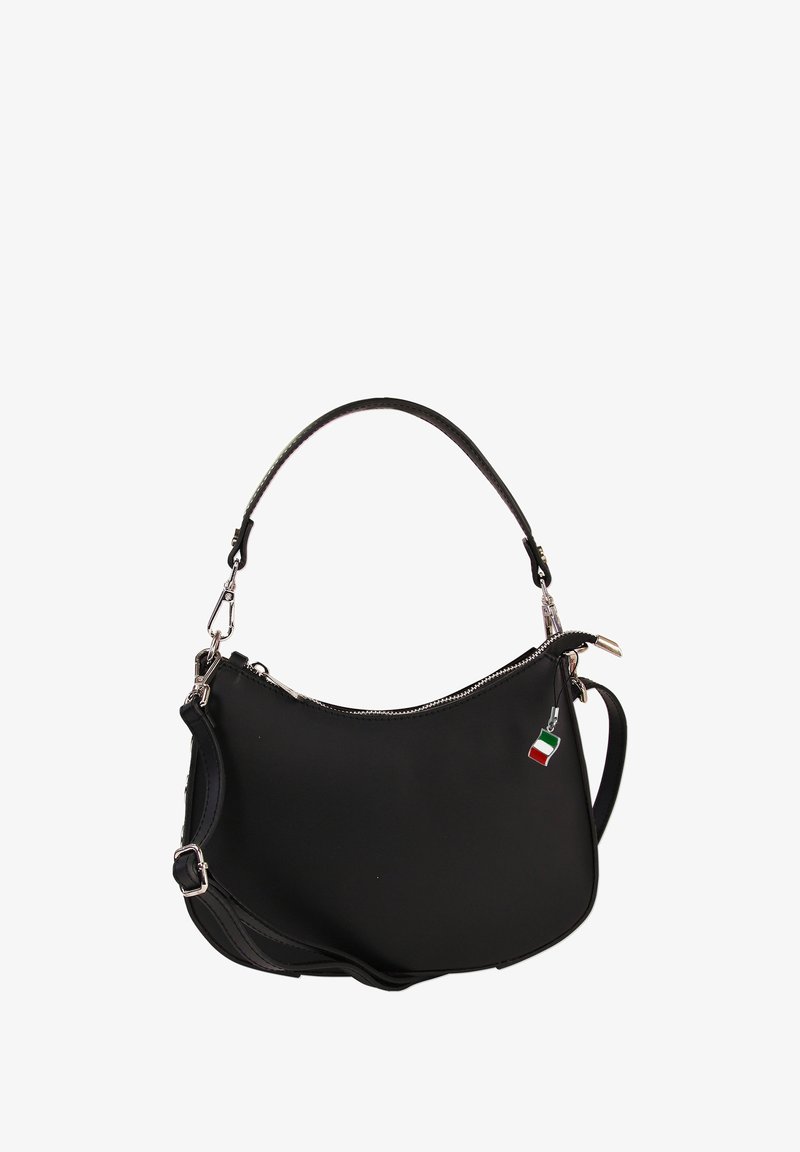 Zwarte leren handtas met een gebogen vorm, een ritsluiting aan de bovenkant en zilveren hardware. Beschikt over een afneembare schouderriem en een driekleurig label.